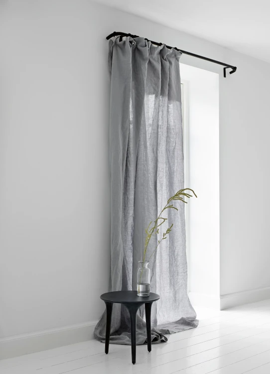 42556-tinekhome-feel-autumn-2018-curtain100-bl-curtainring-bl-curtainwall-bl-feeltableo35-ph-lin160x260-mist-gl-bottle-l