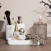 jasnoszary-pojemnik-glamour-lazienkowy-miya-lene-bjerre-casa-carina