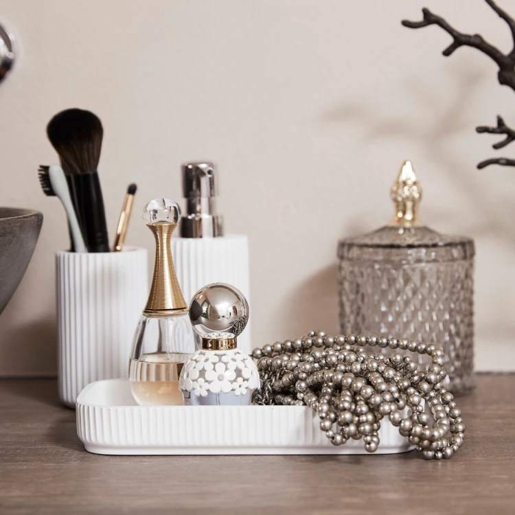 jasnoszary-pojemnik-glamour-lazienkowy-miya-lene-bjerre-casa-carina