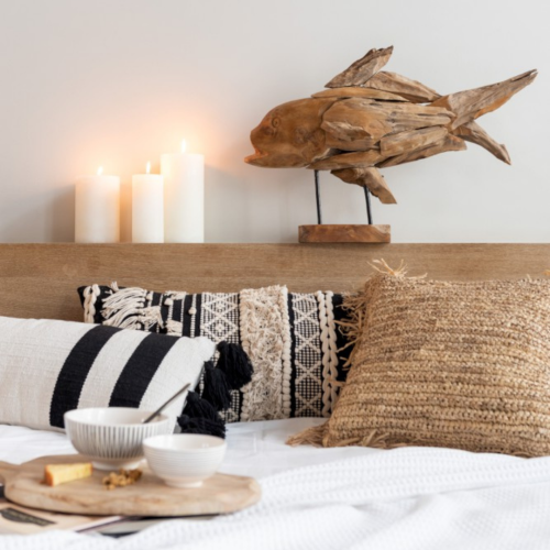 kwadratowa-poduszka-dekoracyjna-z-rafii-na-lozko-jline-casa-carina