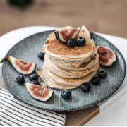 niebieski-talerz-na-deser-nordic-sea-broste-copenhagen-casa-carina