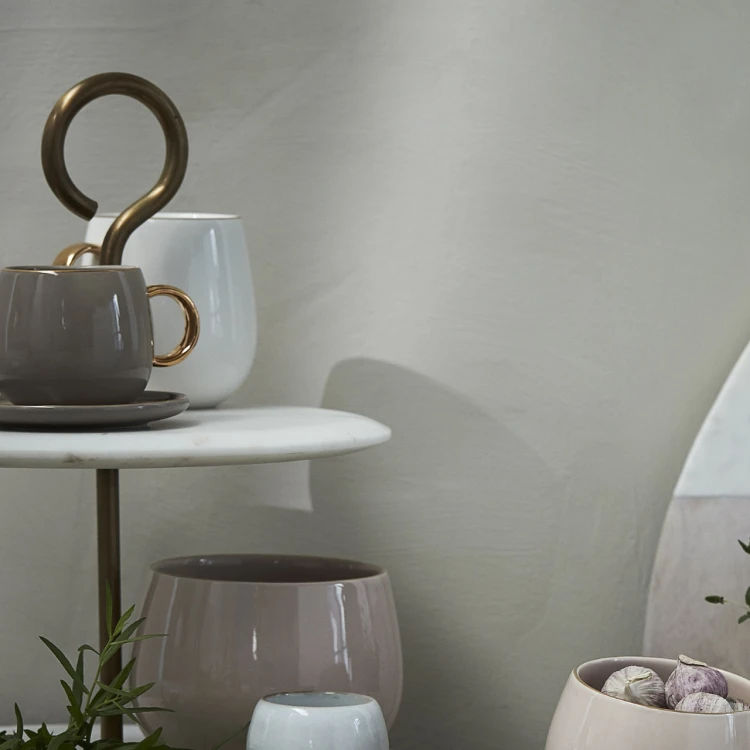 szara-filizanka-do-espresso-ze-zlotym-uchem-clara-lene-bjerre-casa-carina