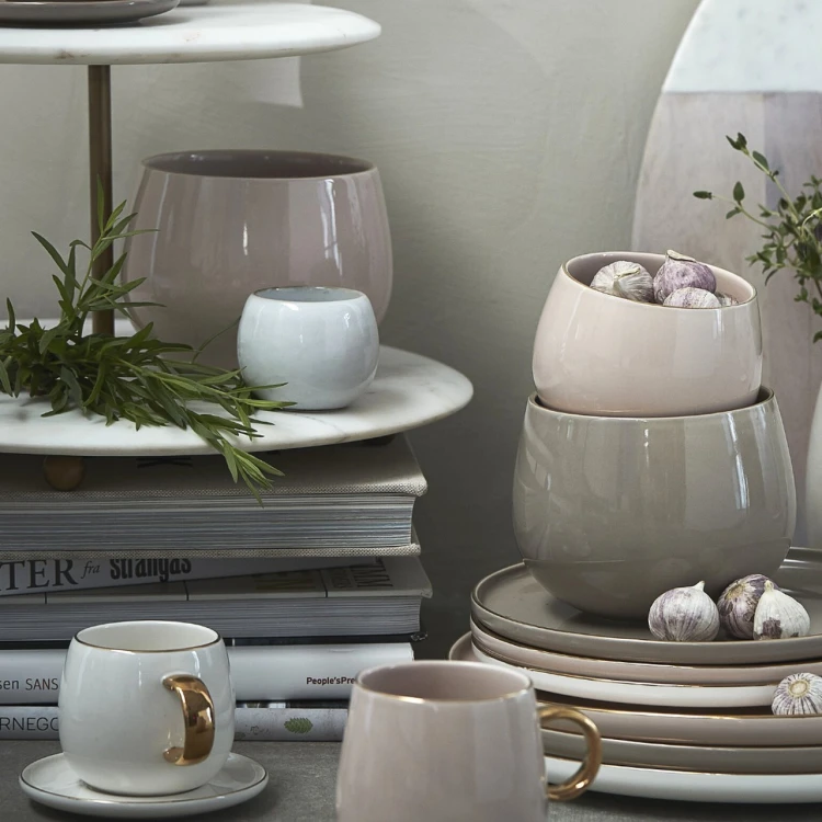 rozowa-miska-ze-zlotym-rantem-obiadowa-clara-lene-bjerre-casa-carina