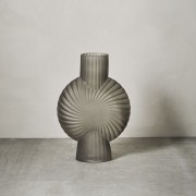 duzy-brazowy-szklany-wazon-na-kwiaty-retro-dornia-lene-bjerre-casa-carina