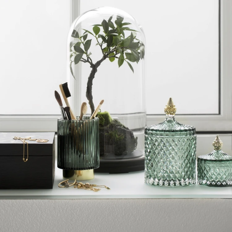 maly-szklany-zielony-pojemnik-dekoracyjny-miya-10-5-lene-bjerre-casacarina