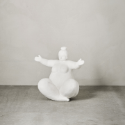 manifestacja-obfitosci-biala-figurka-dekoracyjna-serafina-lene-bjerre-casa-carina.png