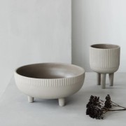 mala-szara-doniczka-na-3-nozkach-glina-12-16-kristina-dam-studio-casa-carina.jpg
