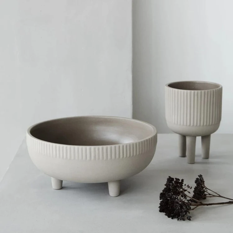 mala-szara-doniczka-na-3-nozkach-glina-12-16-kristina-dam-studio-casa-carina.jpg