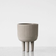 mala-szara-doniczka-na-3-nozkach-terakota-12-16-kristina-dam-studio-casa-carina.jpg