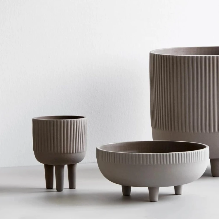 szara-doniczka-na-3-nozkach-terakota-bowl-12-16-kristina-dam-studio-casa-carina.jpg