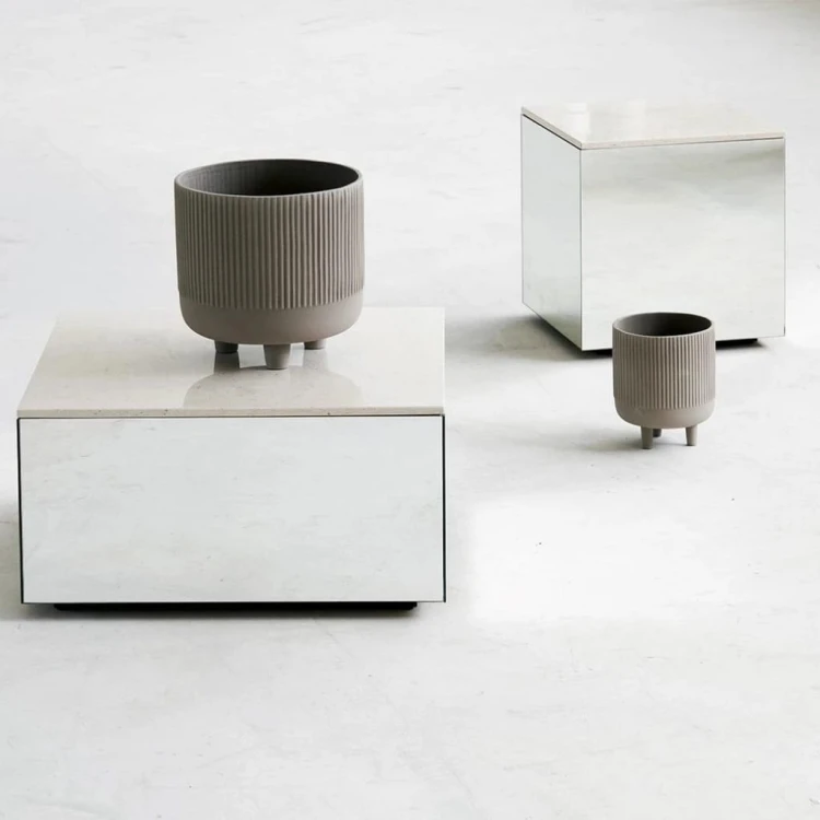szara-doniczka-na-3-nogach-terakota-18-22-kristina-dam-studio-casacarina.jpg