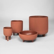 czerwona-doniczka-na-3-nogach-terakota-18-22-kristina-dam-studio-casacarina.jpg
