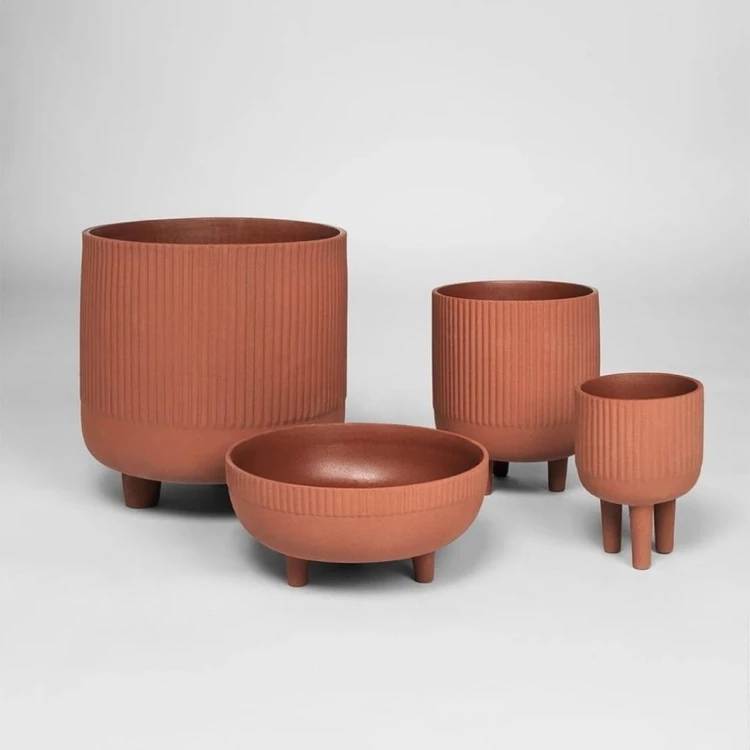 niska-czerwona-szeroka-donica-na-3-nozkach-terakota-24-11-kristina-dam-studio-casa-carina.jpg