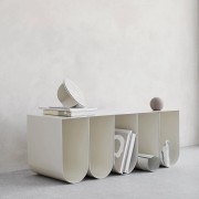 modernistyczna-bezowa-lawka-z-piecioma-przegrodami-110-curved-kristina-dam-studio-casacarina.jpg