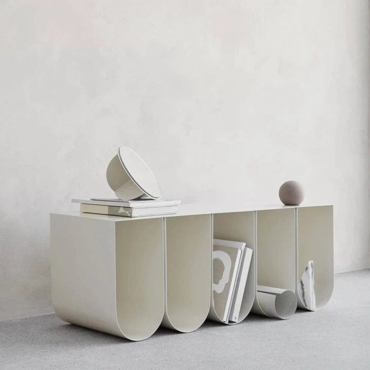 modernistyczna-bezowa-lawka-z-piecioma-przegrodami-110-curved-kristina-dam-studio-casacarina.jpg