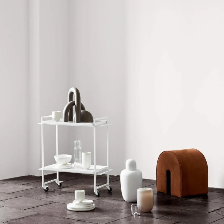 luksusowy-brazowy-puf-do-siedzenia-ze-skory-anilinowej-curved-kristina-dam-studio-casa-carina.jpg