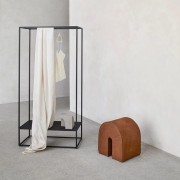 prestizowy-brazowy-puf-ze-skory-anilinowej-curved-kristina-dam-studio-casa-carina.jpg