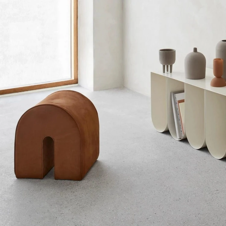 luksusowy-brazowy-puf-ze-skory-anilinowej-curved-kristina-dam-studio-casacarina.jpg