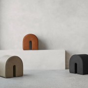 luksusowy-czarny-puf-ze-skory-anilinowej-curved-kristina-dam-studio-casacarina.jpg