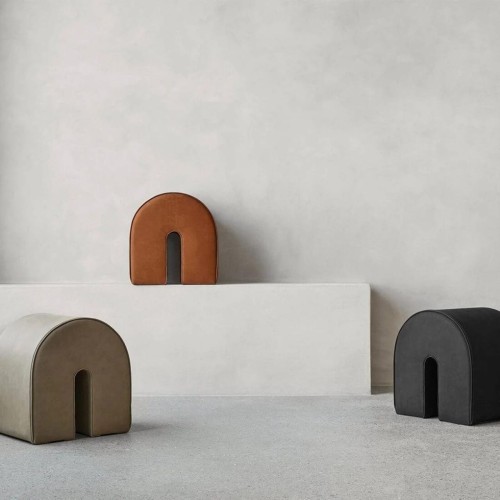 luksusowy-czarny-puf-ze-skory-anilinowej-curved-kristina-dam-studio-casacarina.jpg