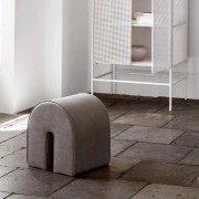 luksusowy-bezowy-puf-ze-skory-anilinowej-dekoracja-kristina-dam-studio-casa-carina.jpg