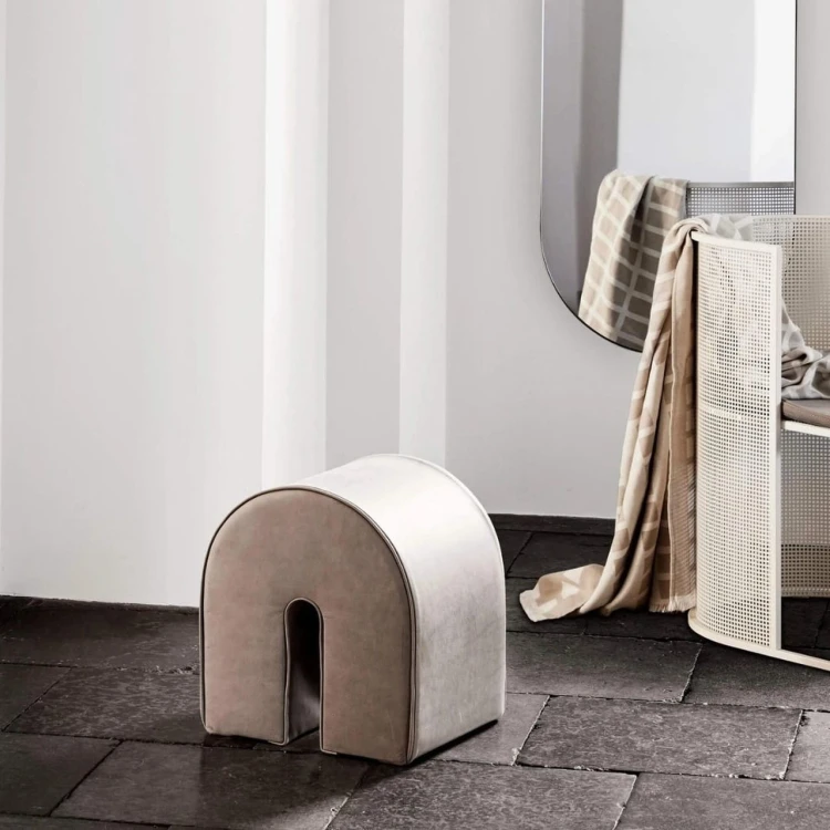 luksusowa-bezowa-pufa-ze-skory-anilinowej-curved-kristina-dam-studio-casa-carina.jpg