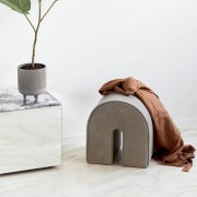 piekny-bezowy-puf-ze-skory-anilinowej-curved-kristina-dam-studio-casa-carina.jpg