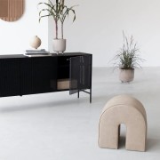 elegancki-bezowy-puf-ze-skory-anilinowej-curved-kristina-dam-studio-casa-carina.jpg