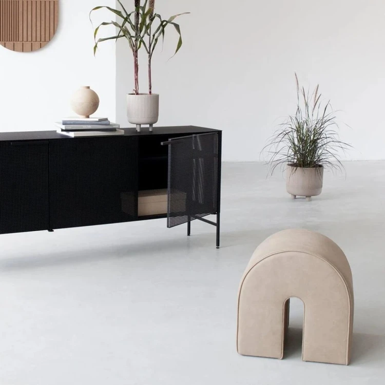 elegancki-bezowy-puf-ze-skory-anilinowej-curved-kristina-dam-studio-casa-carina.jpg