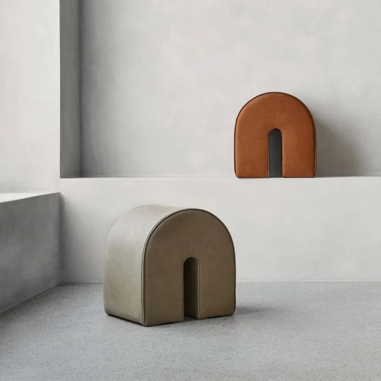 prestizowy-bezowy-puf-ze-skory-anilinowej-curved-kristina-dam-studio-casa-carina.jpg