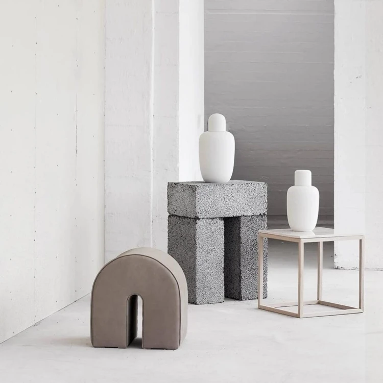 luksusowy-bezowy-puf-ze-skory-anilinowej-curved-kristina-dam-studio-casacarina.jpg