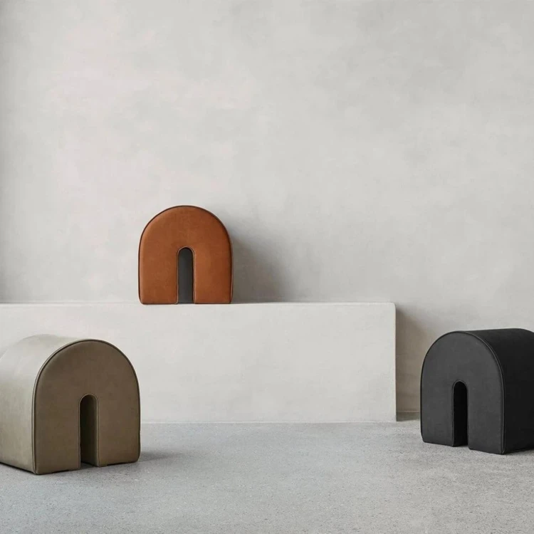luksusowy-bezowy-puf-ze-skory-curved-kristina-dam-studio-casa-carina.jpg