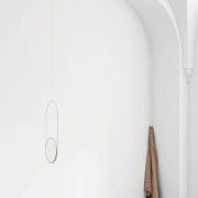 dwustronne-okragle-lustro-w-bezowej-ramie-do-zawieszenia-mobile-mirror-kristina-dam-studio-casa-carina.jpg