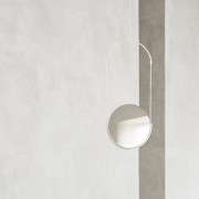 dwustronne-okragle-lustro-w-bezowej-ramie-mobile-mirror-kristina-dam-studio-casacarina.jpg
