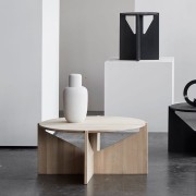 debowy-stolek-czarny-stolik-nocny-czarny-the-stool-kristina-dam-studio-casa-carina.jpg
