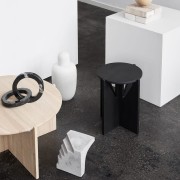 debowy-stolek-czarny-stolik-nocny-the-stool-38-kristina-dam-studio-casa-carina.jpg