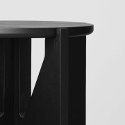 debowy-stolek-czarny-stolik-nocny-the-stool-kristina-dam-studio-casacarina.jpg