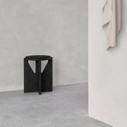 debowy-stolek-drewniany-stolik-nocny-the-stool-kristina-dam-studio-casa-carina.jpg