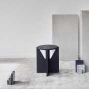 drewniany-stolek-czarny-stolik-nocny-the-stool-kristina-dam-studio-casa-carina.jpg