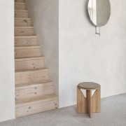 debowy-okragly-stolek-naturalny-stolik-nocny-the-stool-kristina-dam-studio-casa-carina.jpg
