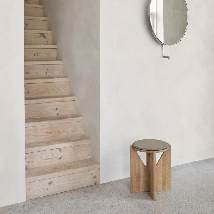 debowy-okragly-stolek-naturalny-stolik-nocny-the-stool-kristina-dam-studio-casa-carina.jpg