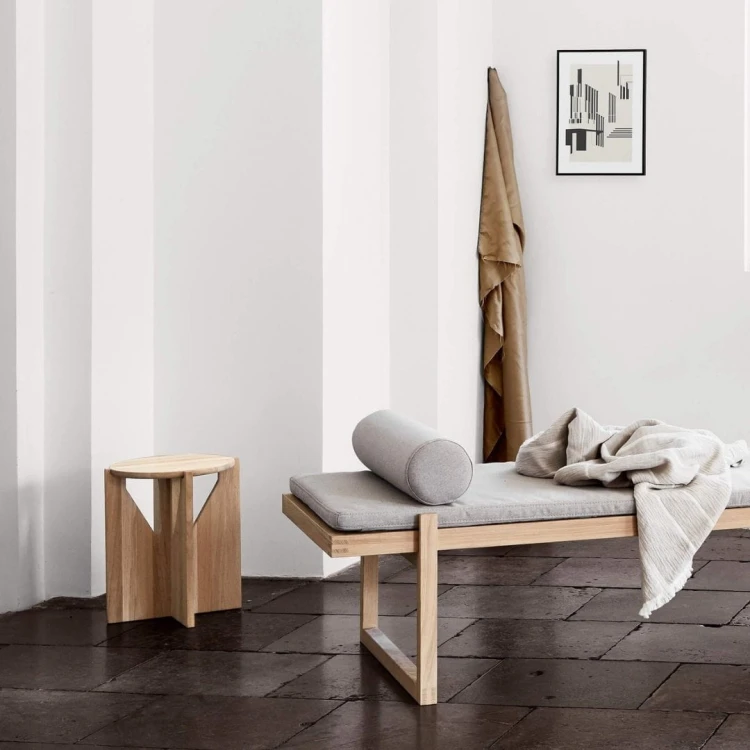 debowy-stolek-naturalny-okragly-stolik-nocny-the-stool-kristina-dam-studio-casa-carina.jpg