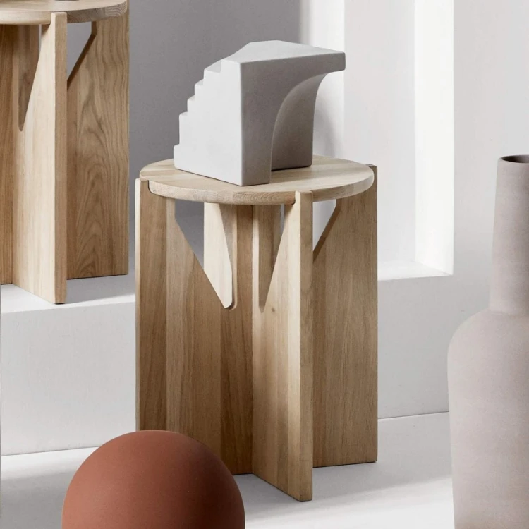 debowy-stolek-naturalny-stolik-nocny-38-the-stool-kristina-dam-studio-casa-carina.jpg