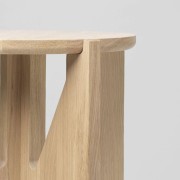 debowy-stolek-naturalny-stolik-nocny-drewniany-the-stool-kristina-dam-studio-casa-carina.jpg
