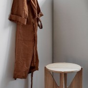 debowy-stolek-naturalny-stolik-nocny-okragly-the-stool-kristina-dam-studio-casa-carina.jpg