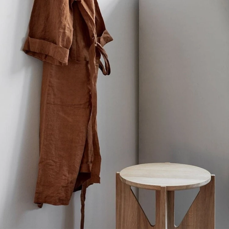 debowy-stolek-naturalny-stolik-nocny-okragly-the-stool-kristina-dam-studio-casa-carina.jpg