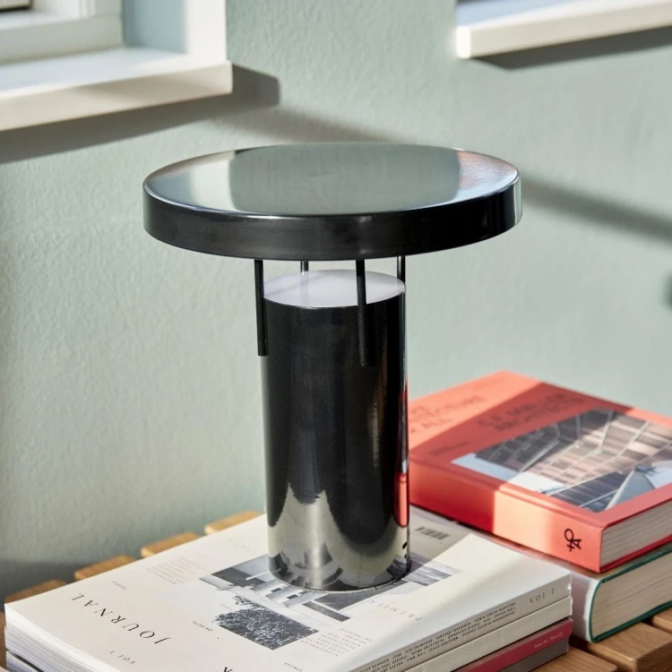 bezprzewodowa-czarna-stalowa-lampa-stolowa-usb-akumulator-hubsch-casa-carina.jpg
