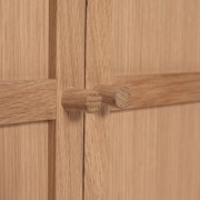 debowa-szafka-na-nozkach-z-drzwiczkami-drewniana-hubsch-casa-carina.jpg
