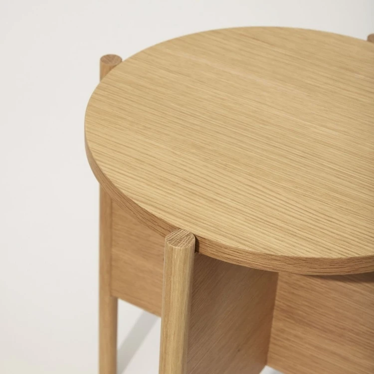 debowy-stolik-pomocniczy-okragly-45-cm-hubsch-casa-carina.jpg