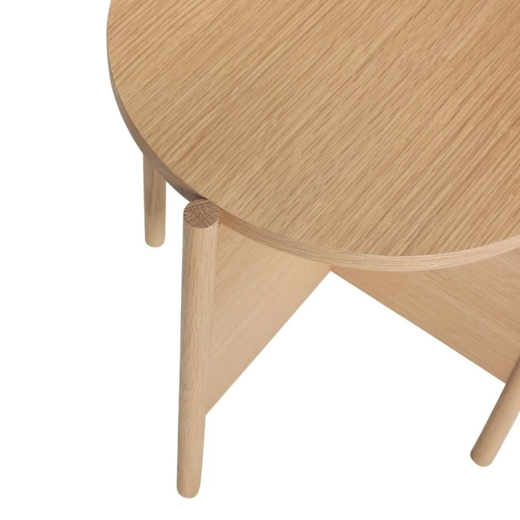 debowy-stolik-pomocniczy-okragly-drewniany-45cm-hubsch-casa-carina.jpg